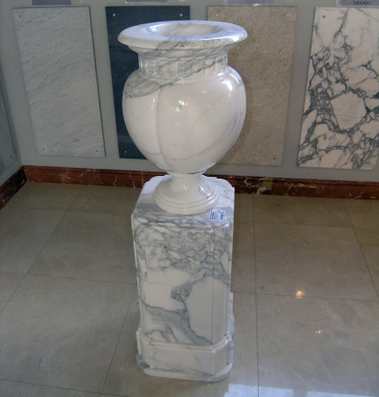 Ваза с пъедисталом из мрамора Blanco Statuario (Crumar)
